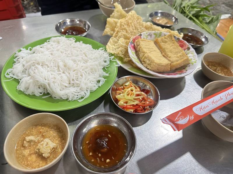 Chén chao chấm, tàu hũ ky chiên, đậu hũ và bún ăn kèm lẩu
