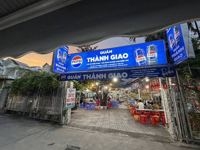Cổng vào Quán Thành Giao lúc chạng vạng với bảng hiệu sáng đèn