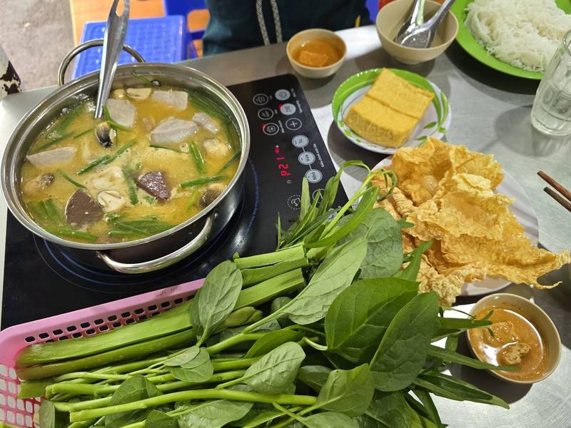 Nồi lẩu vịt nấu chao với rau muống, đậu hũ và tàu hũ ky chiên