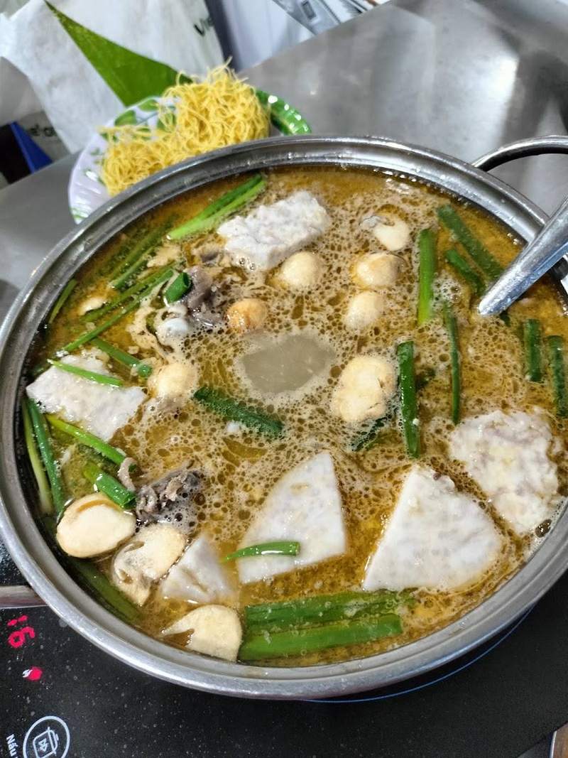 Nồi lẩu chao sôi với khoai môn và thịt vịt