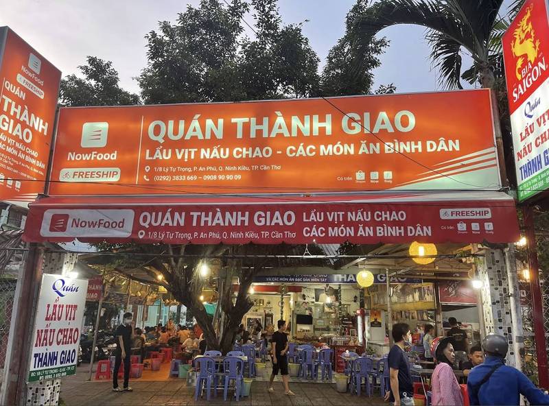 Bảng hiệu Quán Thành Giao và khu bàn ngoài trời buổi tối