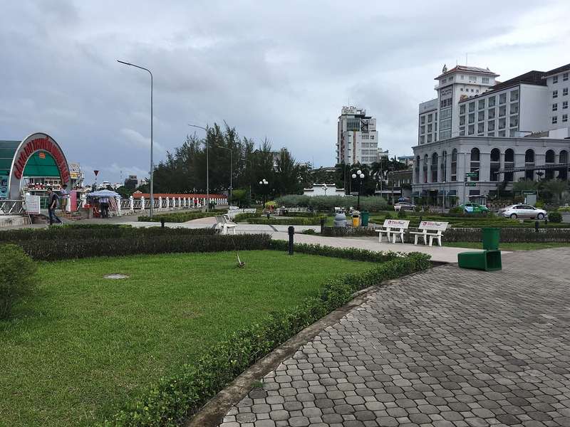 Lối đi lát gạch và bãi cỏ ở bến Ninh Kiều