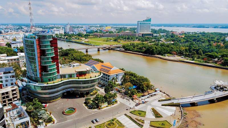 Nhà cửa ven sông và khúc sông uốn quanh thành phố Cần Thơ